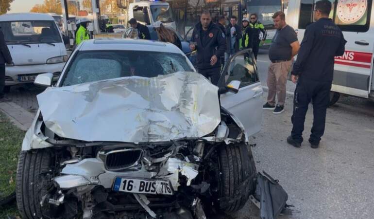 İki otomobilin yarışı kazayla sonuçlandı! Önce otobüse, sonra kaldırıma çarptı: 13 kişi yaralandı