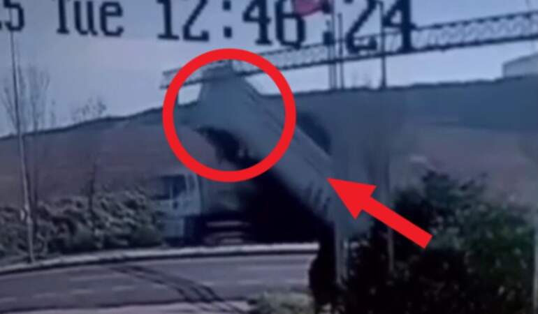 Tekirdağ’da şaşırtan kaza! Açılan damper direkleri yıktı, kamyon devrildi