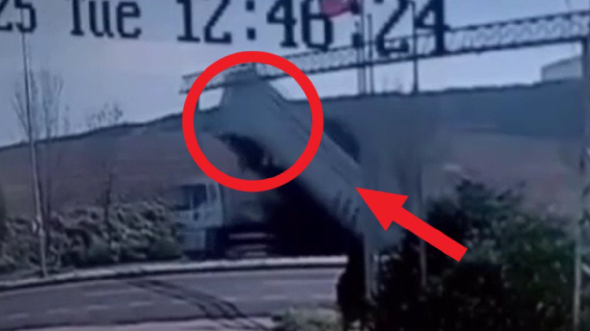 Tekirdağ’da şaşırtan kaza! Açılan damper direkleri yıktı, kamyon devrildi