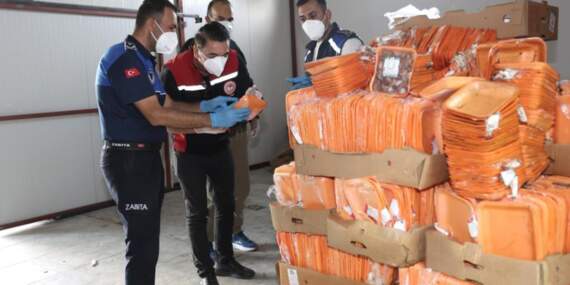 Gıda denetimlerinde peş peşe ceza! Antalya’da 2 işletme mühürlendi: 25 ton tarihi geçmiş tavuk ele geçirildi