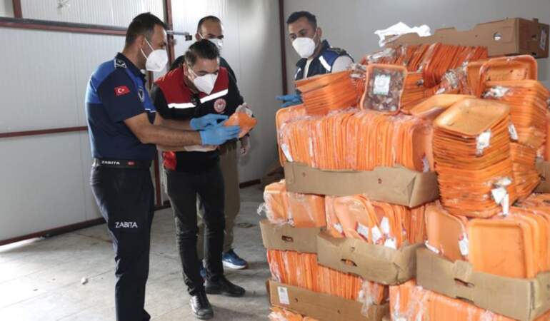 Gıda denetimlerinde peş peşe ceza! Antalya’da 2 işletme mühürlendi: 25 ton tarihi geçmiş tavuk ele geçirildi
