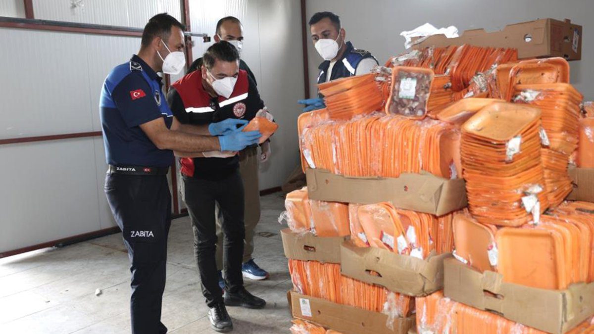 Gıda denetimlerinde peş peşe ceza! Antalya’da 2 işletme mühürlendi: 25 ton tarihi geçmiş tavuk ele geçirildi