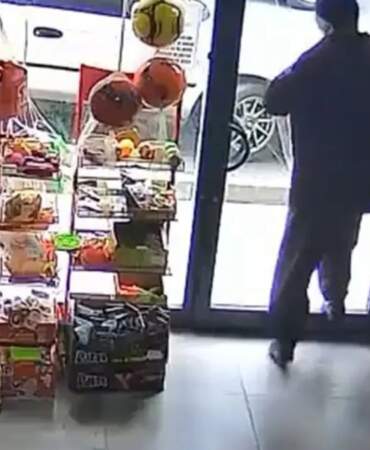 Dikkatsizliği pahalıya patladı! Marketteki cam kapıyı kafasıyla kırdı
