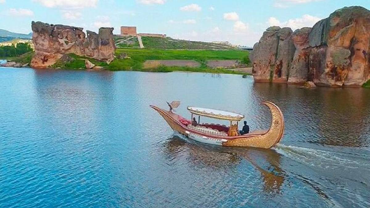 Türkiye’nin en eski yerleşimlerinden! Binlerce yıllık kaya evleri ve peri bacaları… Ama burası Kapadokya değil!
