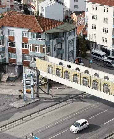 Evin içini görüyor diye şikayet edilmişti! Üst geçit 1 metre uzağa taşınıyor