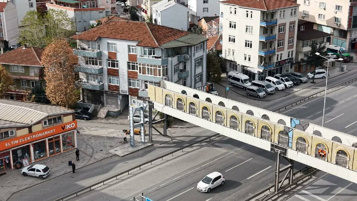 Evin içini görüyor diye şikayet edilmişti! Üst geçit 1 metre uzağa taşınıyor
