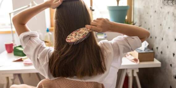 Yıllardır doğru sanılan yanlış! Saçı kendi haline bırakmak mı; hafif ısıyla kurutmak mı daha sağlıklı?
