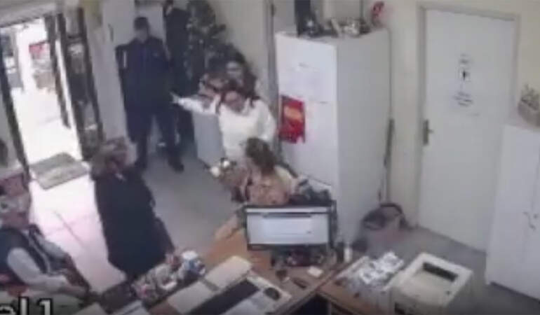 Muhtarlıkta belge tartışması kavgaya döndü! Darp edilen muhtar polisle de tartıştı