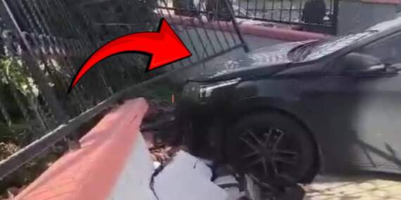 El frenini çekmeyi unuttu, bahçe duvarını yıktı geçti! O anlar güvenlik kamerasında