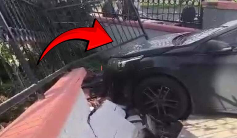 El frenini çekmeyi unuttu, bahçe duvarını yıktı geçti! O anlar güvenlik kamerasında