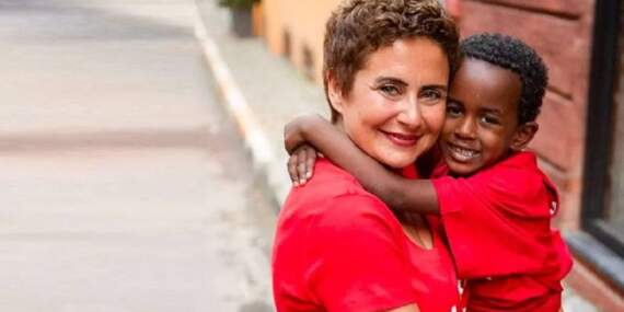 Etiyopya’dan evlat edindiği oğlu kocaman oldu: Esra Akkaya oğluyla karesini paylaştı beğeni yağdı!