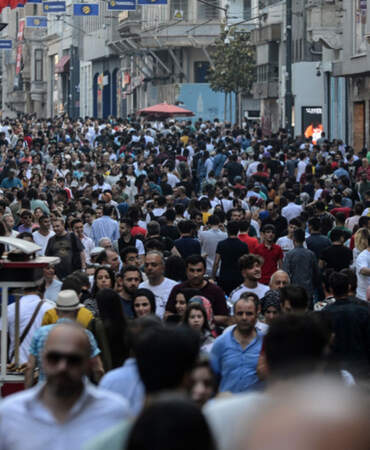 TÜİK rakamları ürküten gerçeği göz önüne serdi: Nüfusta tehlikeli eşik aşıldı