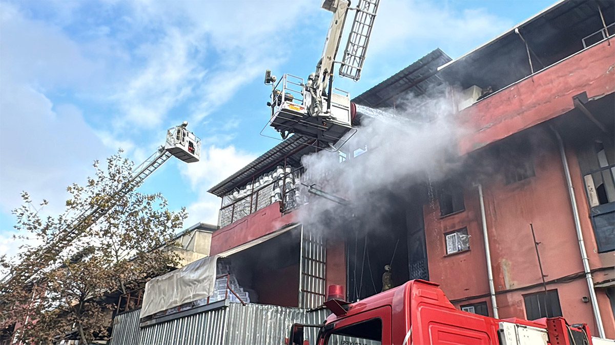 Başakşehir’de sanayi sitesinde yangın! İtfaiye ekipleri müdahale etti