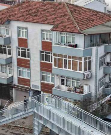‘Evimin içi görünüyor’ dedi, mahkeme kararıyla üst geçidi yıktırdı! Vatandaştan ‘Anlamı yok’ itirazı: “Yine ev gözüküyor”