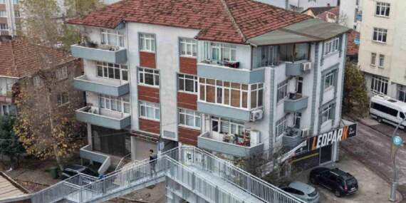 ‘Evimin içi görünüyor’ dedi, mahkeme kararıyla üst geçidi yıktırdı! Vatandaştan ‘Anlamı yok’ itirazı: “Yine ev gözüküyor”