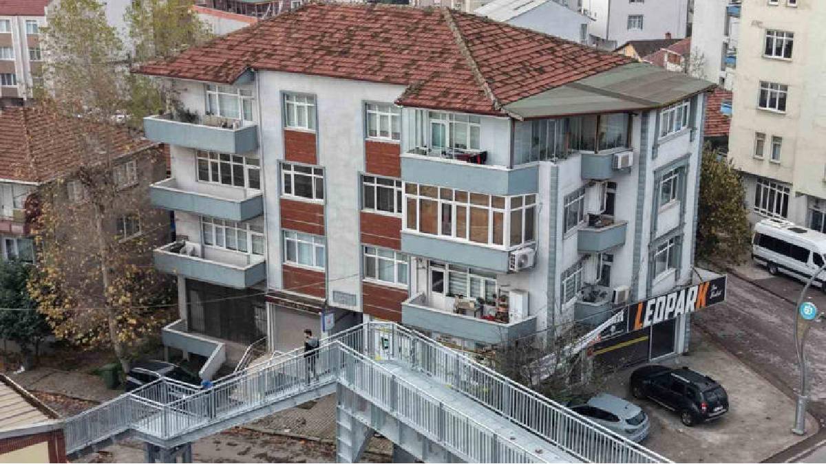 ‘Evimin içi görünüyor’ dedi, mahkeme kararıyla üst geçidi yıktırdı! Vatandaştan ‘Anlamı yok’ itirazı: “Yine ev gözüküyor”