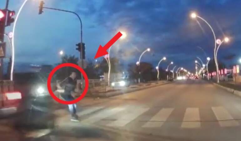 Kırmızı ışık ihlali faciaya davetiye çıkardı! Motosikletiyle yayaya çarptı: O anlar kamerada