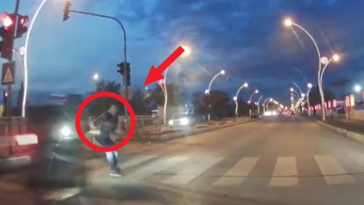 Kırmızı ışık ihlali faciaya davetiye çıkardı! Motosikletiyle yayaya çarptı: O anlar kamerada