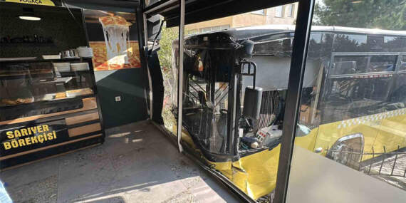 Üsküdar’da feci kaza! İETT otobüsü börekçiye girdi: Yaralılar var