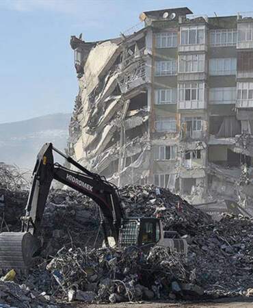 49 kişinin hayatını kaybettiği Emre Apartmanı davasında karar: 20 yıla yakın ceza alan sanıklar tahliye edildi