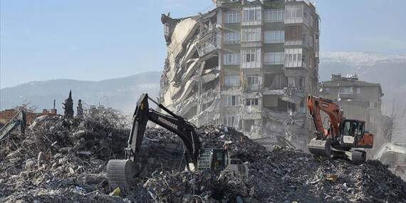 49 kişinin hayatını kaybettiği Emre Apartmanı davasında karar: 20 yıla yakın ceza alan sanıklar tahliye edildi