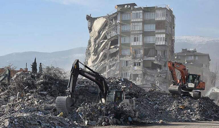 49 kişinin hayatını kaybettiği Emre Apartmanı davasında karar: 20 yıla yakın ceza alan sanıklar tahliye edildi