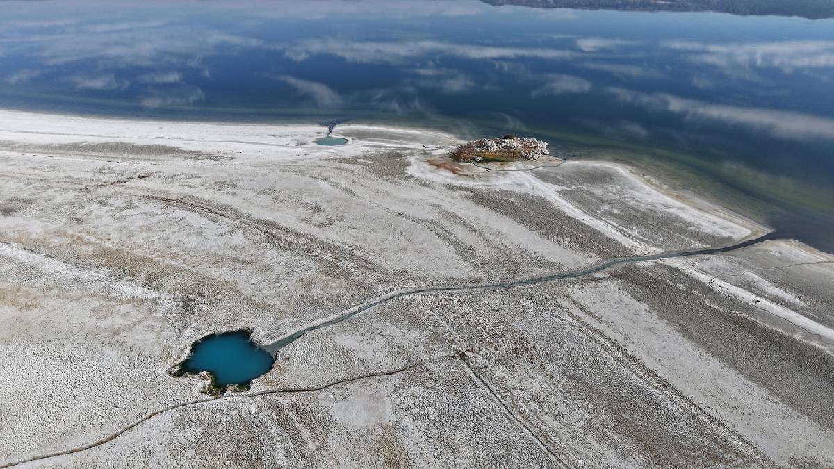 Göl resmen ağlıyor! Kuraklığın fotoğrafı herkesin içini acıtıyor
