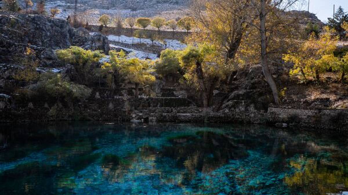 Yükseklerde kar alçakta sonbahar! İki mevsimi bir arada yaşatıyor: Fotoğraflarına bakmak bile ziyaretçi çekmeye yetiyor