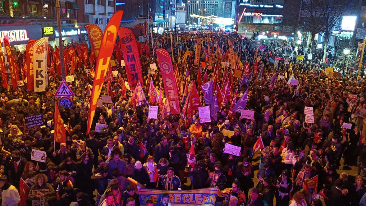 Ankara’da 19 Mart eylemleri davası başladı: Polislerle öğrencilerin yan yana oturtulması tepki çekti