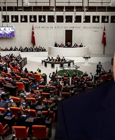 Özdağ: Milletin üç kuruşuna da göz diktiniz