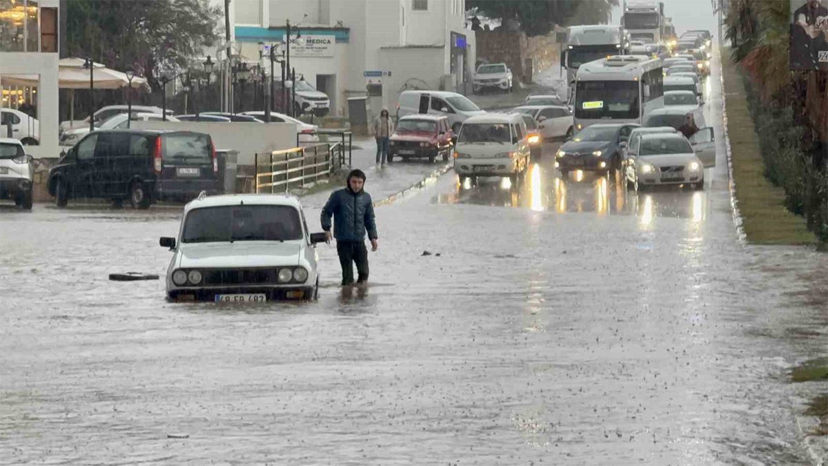 Bodrum’da sağanak kabusu: Sokaklar göle döndü, araçlar suya gömüldü
