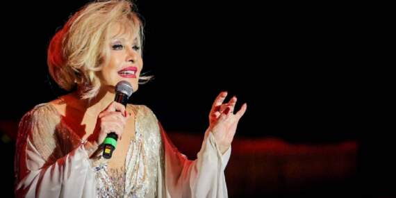 Emel Sayın gençlere taş çıkardı! 80 yaşında inanılmaz performans: Bir tane bile playback yapmadı