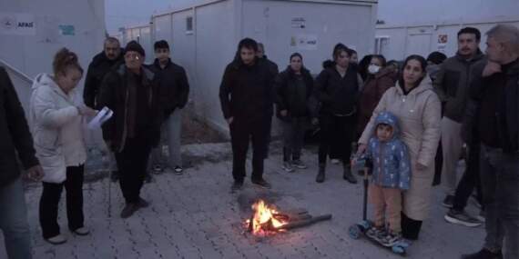 Konteyner kentte elektriksiz bırakılan depremzedeler tahliye baskısına tepki gösterdi: “Bu soğukta nereye gidelim?”
