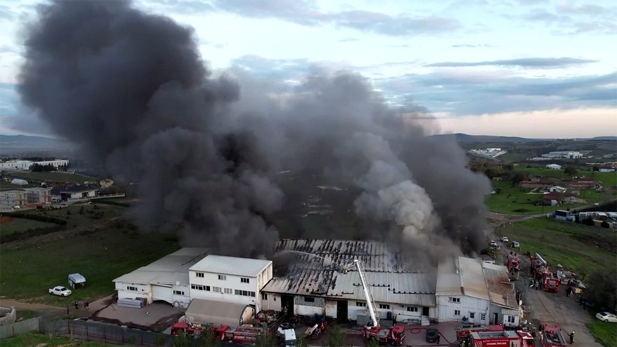 Tuzla’da kauçuk fabrikasında yangın! Dumanlar gökyüzünü kapladı