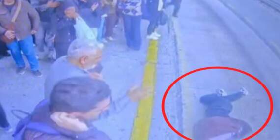 Cevizlibağ metrobüs durağında dehşet anları! Bayılıp yola düşen genç kıza metrobüs çarptı