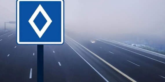 Yeni trafik tabelası tanıtıldı, dikkatleri üzerine çekti! Baklava dilimi şeklinde: İşte anlamı