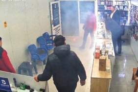 Tamir edilen telefon bir anda alev aldı! Telefoncu da panik dolu anlar kameraya yansıdı