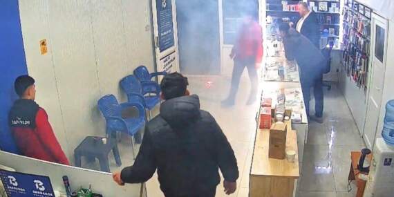 Tamir edilen telefon bir anda alev aldı! Telefoncu da panik dolu anlar kameraya yansıdı