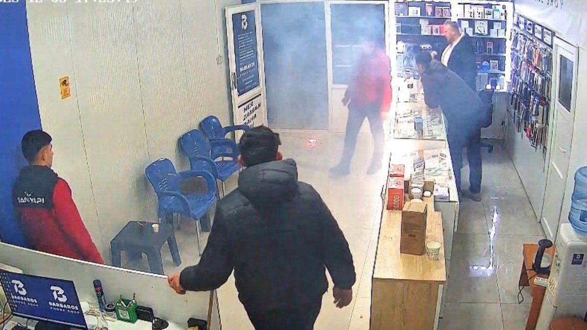 Tamir edilen telefon bir anda alev aldı! Telefoncu da panik dolu anlar kameraya yansıdı