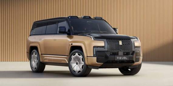 Lüks dev SUV’a ilginç dayanıklılık testi! 2 tonluk palmiye ağacı üstüne 3 kez bırakıldı!