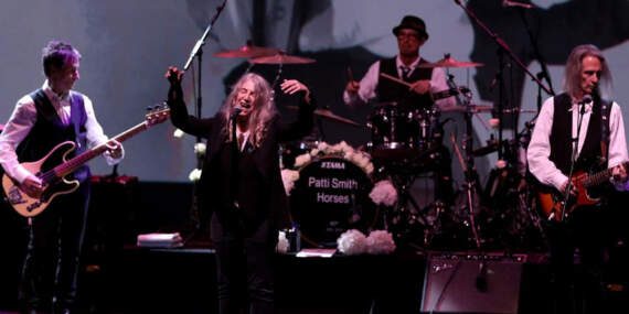 Rock müziğinin efsanesi Patti Smith İstanbul’da konser verecek