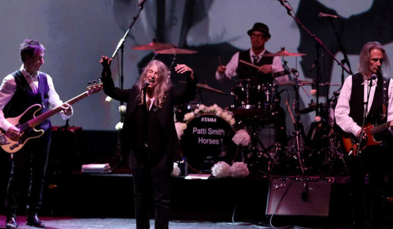 Rock müziğinin efsanesi Patti Smith İstanbul’da konser verecek