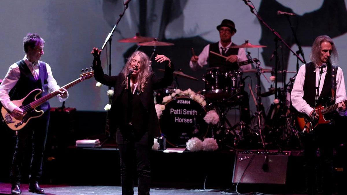 Rock müziğinin efsanesi Patti Smith İstanbul’da konser verecek