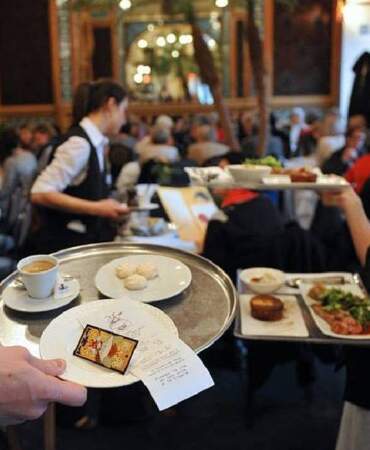 Restoranda garsona yardım etmenin psikolojik anlamı