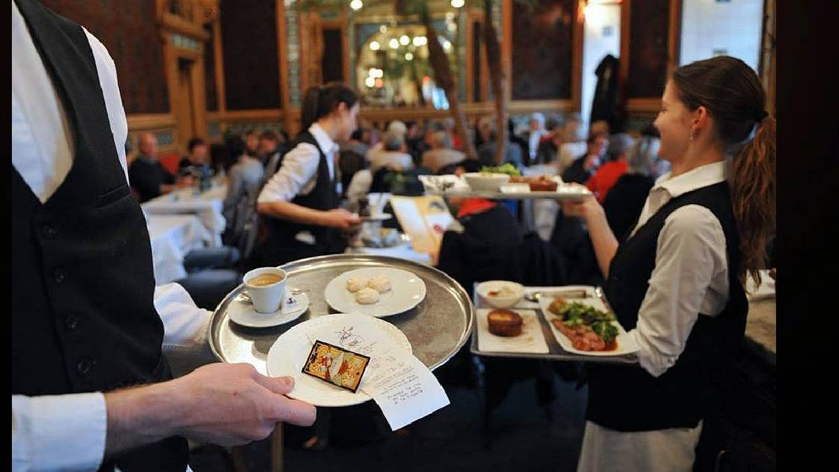 Restoranda garsona yardım etmenin psikolojik anlamı