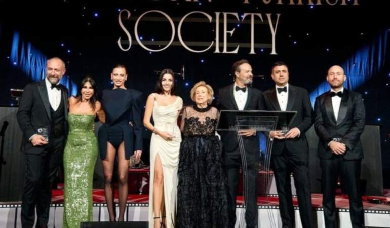 Hande Erçel’den sürpriz aşk itirafları! Dedikodular doğruymuş: Ünlü yapımcıyla havaalanında tanışmışlar