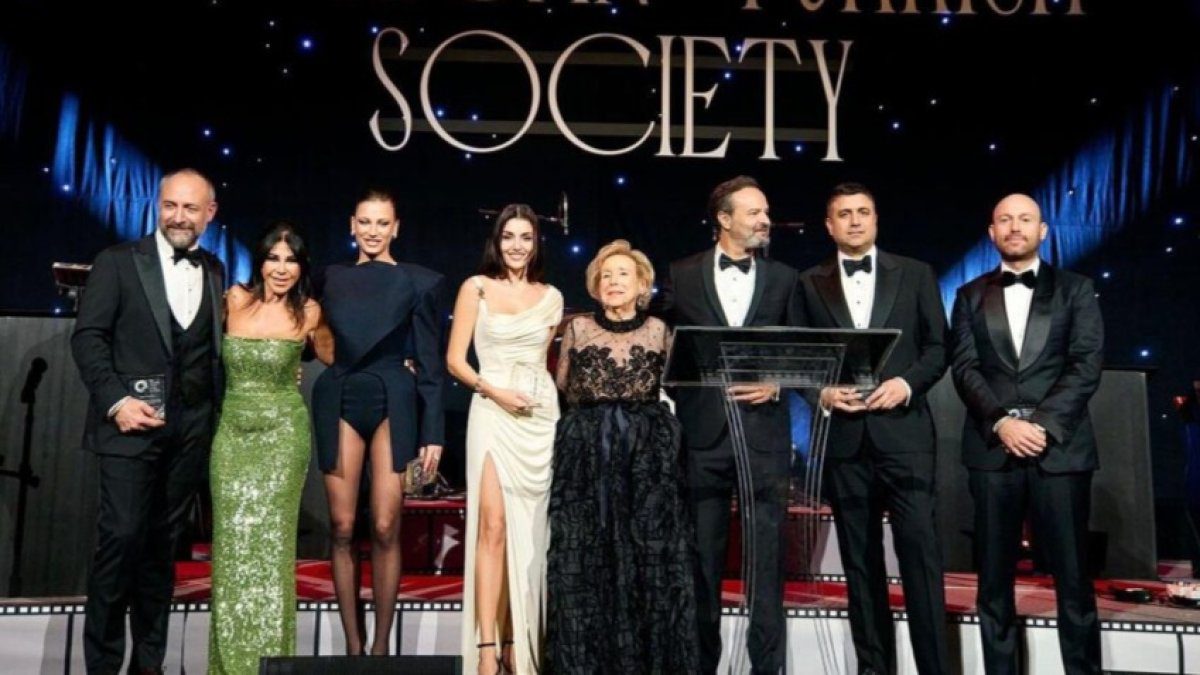 Hande Erçel’den sürpriz aşk itirafları! Dedikodular doğruymuş: Ünlü yapımcıyla havaalanında tanışmışlar