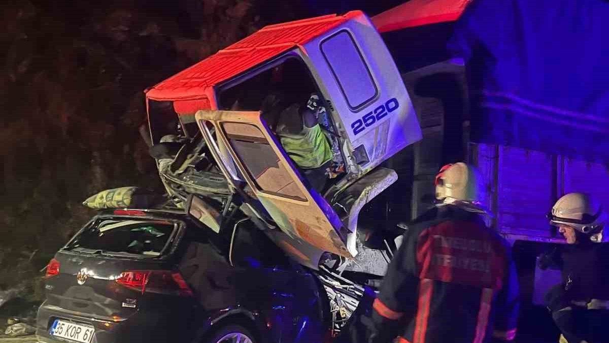 Giresun’da feci kaza! Otomobil tırla çarpıştı: 3 ölü
