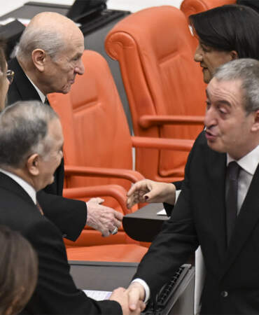 İlk selamlaşmadaki mesafe dikkat çekmişti: Bahçeli ile Bakırhan daha sonra tokalaştı