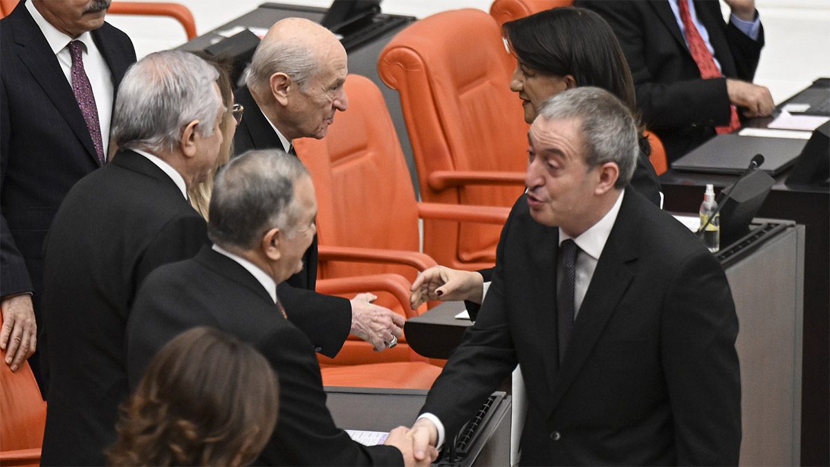 İlk selamlaşmadaki mesafe dikkat çekmişti: Bahçeli ile Bakırhan daha sonra tokalaştı